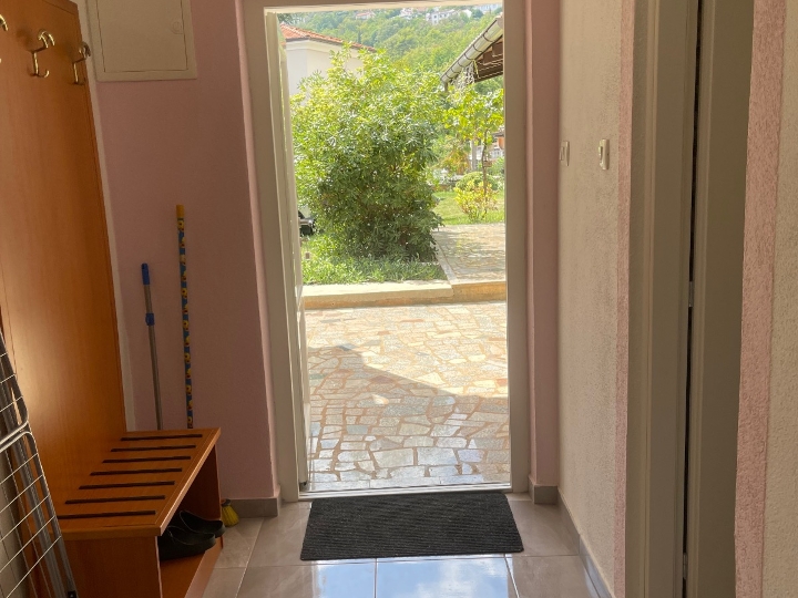 Lovran (800 m od centra) - dugoročno: studio stan 25 m² s terasom