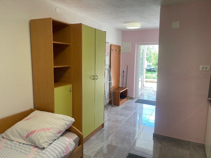 Lovran (800 m od centra) - dugoročno: studio stan 25 m² s terasom