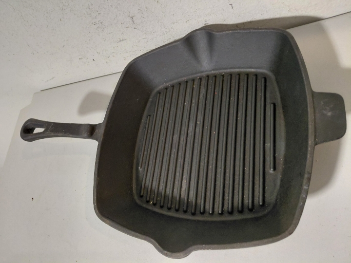 Gusana grill tava sa željeznom ručkom