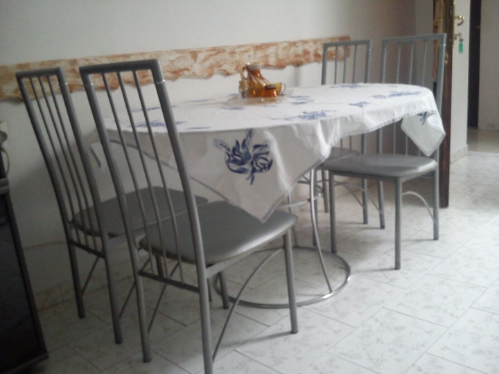 Moderan stakleni ovalni stol