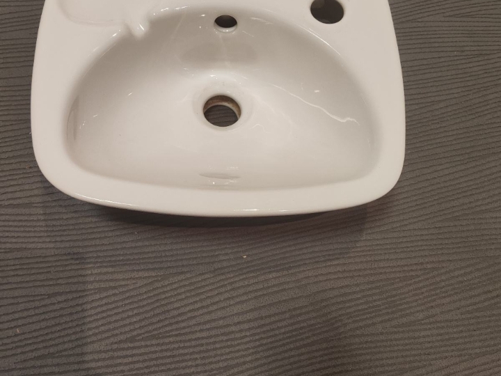 Mali, bijeli keramički umivaonik
