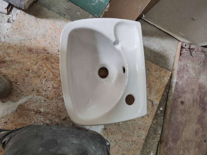 Mali, bijeli keramički umivaonik