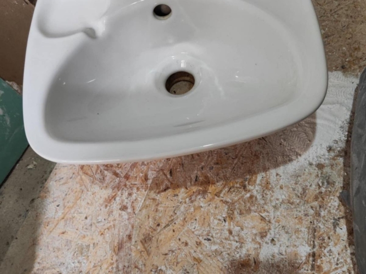 Mali, bijeli keramički umivaonik