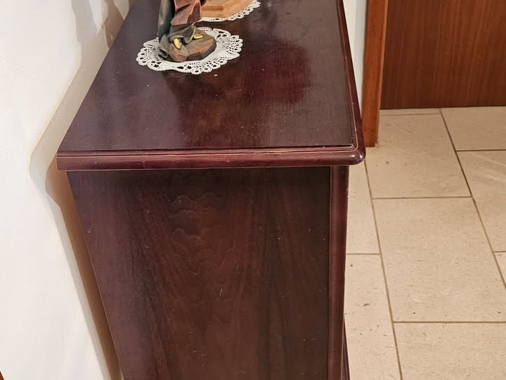 Stilski namještaj Stilles Sevnica, stol i 6 stolica
