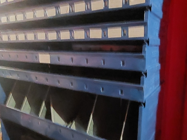Metalne police  sa pregradama