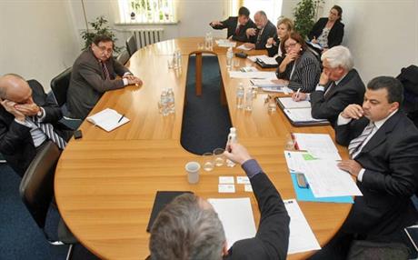 Dvojica ne čine komisiju