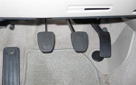 Kada zablokira pedala spojke