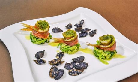 Rolice trilja na podlozi od kelja s čipsom od ljubičastog luka