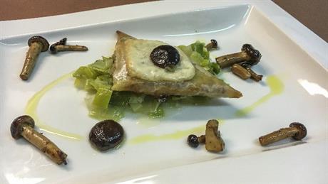 Trokut od vučenog tijesta s janjećim raguom na sotiranom poriluku te svježim gljivama jablankama