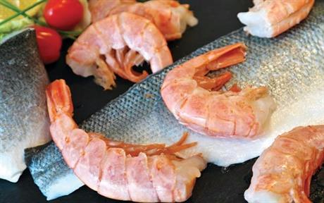 Plemenita riba i škampi  pečeni u škartocu