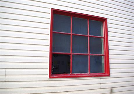 Provalnik je razbio staklo – pokriva li to osiguranje od požara i drugih opasnosti? 