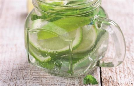 Osvježavajuća voda s biljnim estraktima protiv ljetnih sparina