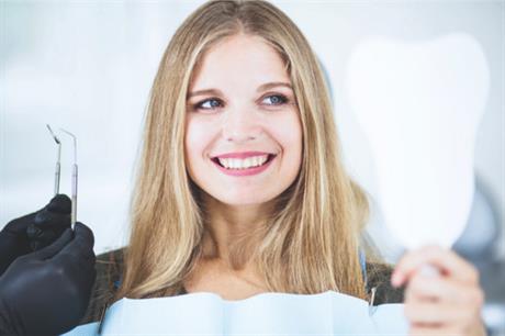 Pranje zuba sa zelenom glinom