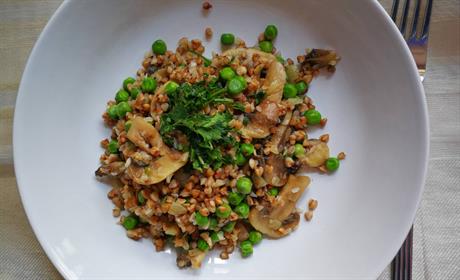 Heljda s graškom i šampinjonima
