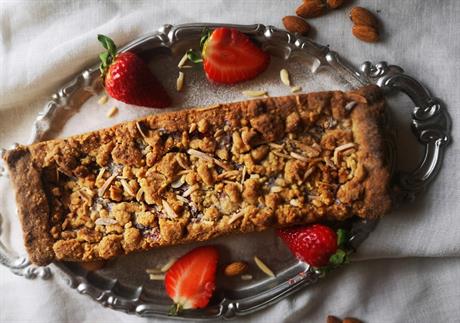 Tart od badema i jagoda
