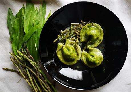 Tortelini s medvjeđim lukom i šparogama
