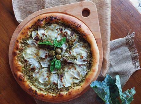 Pizza s pestom od bosiljka i korabicom
