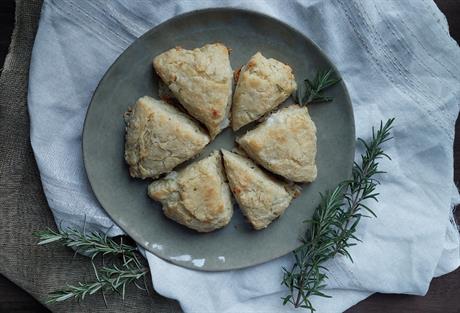 Scones s kozjim sirom i ružmarinom
