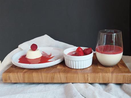 Bavarska krema od bijele čokolade s umakom od jagoda
