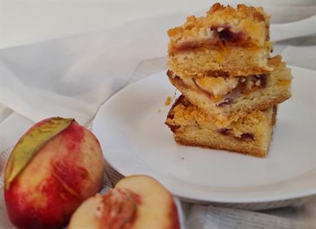 Mrvičasti kolač od bresaka 