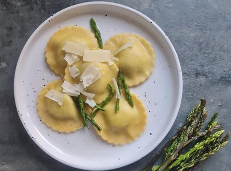 Ravioli sa šparogama i parmezanom 