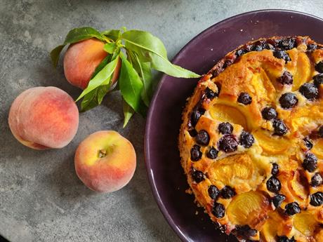 Kolač od bresaka i borovnica