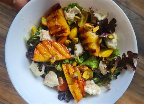 Salata s grillanim breskvama i burratom