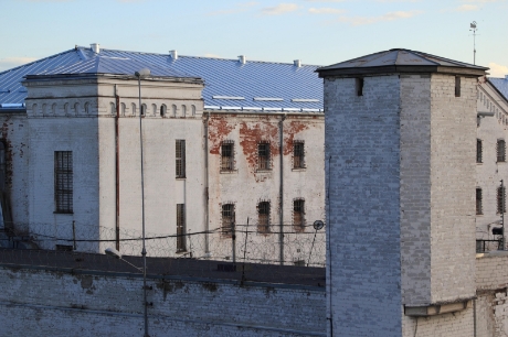 Može li se osobu osuđenu na kaznu zatvora osloboditi plaćanja troškova postupka?