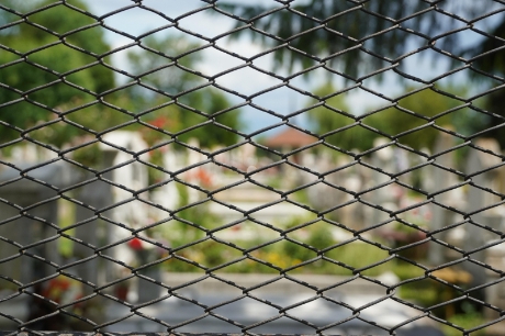Tko mora postaviti ogradu – privatni vlasnik ili groblje?