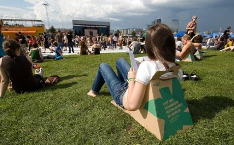 Kartonske stolice za festivale i događaje na otvorenom