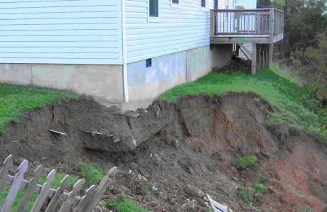 Od opasnosti klizanja tla zgradu treba posebno osigurati