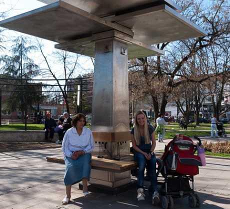 Javni solarni punjač mobitela