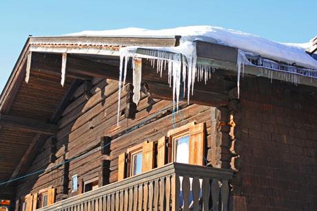 Pad snijega s krova zgrade nije snježna lavina