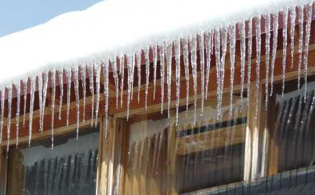 Tko je odgovoran za štetu od leda koji pada s krovova?