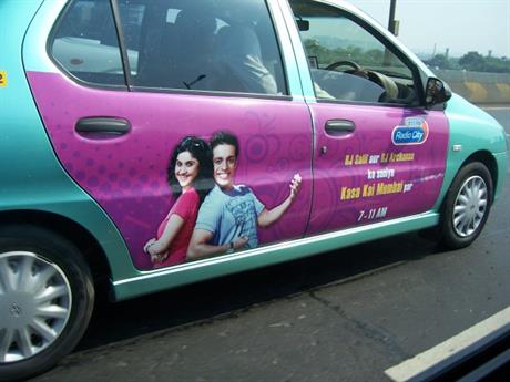 Reklama tvrtke na osobnom automobilu