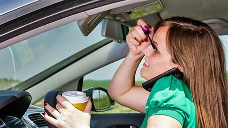 Ruke na volanu, pogled na cesti